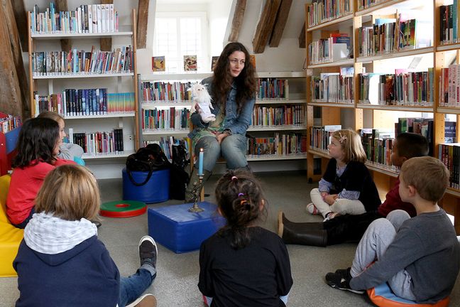Les Petites Lumières （小光芒）的創辦人Chiara Pastorini利用布偶與孩子對話。圖片由 Chiara Pastorini/Les Petites Lumière提供